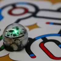 線の上を辿るちょっと可愛いロボット